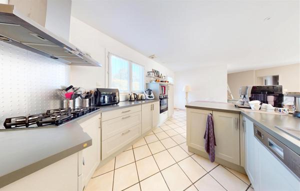 CALME/ JARDIN AVEC PISCINE et TERRASSES COUVERTES/ MAISON CLE EN MAIN