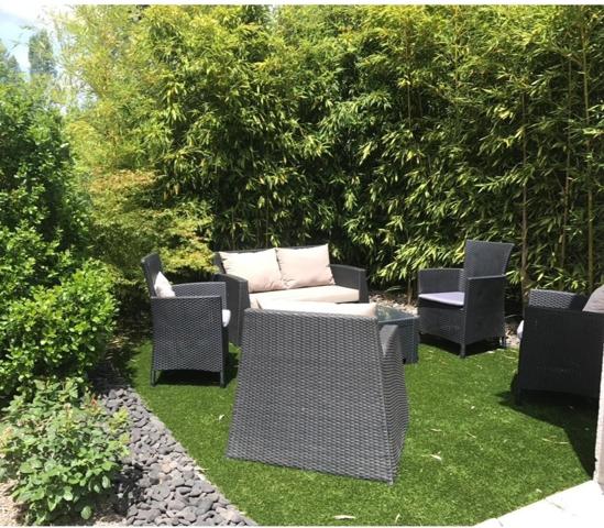 CALME/ JARDIN AVEC PISCINE et TERRASSES COUVERTES/ MAISON CLE EN MAIN