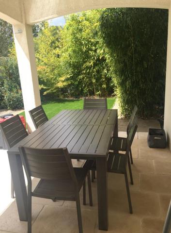 CALME/ JARDIN AVEC PISCINE et TERRASSES COUVERTES/ MAISON CLE EN MAIN