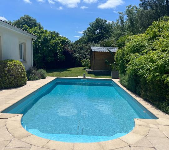 CALME/ JARDIN AVEC PISCINE et TERRASSES COUVERTES/ MAISON CLE EN MAIN