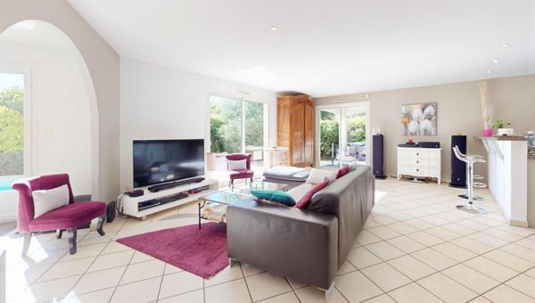 CALME/ JARDIN AVEC PISCINE et TERRASSES COUVERTES/ MAISON CLE EN MAIN