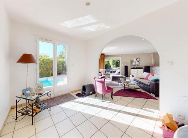 CALME/ JARDIN AVEC PISCINE et TERRASSES COUVERTES/ MAISON CLE EN MAIN