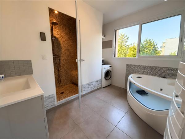 Maison
         5 pièces
        - 123 m² 325 500 € *