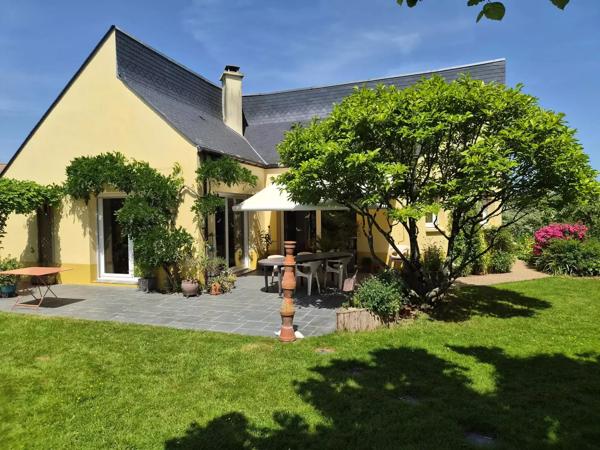 MAGNIFIQUE MAISON D ARCHITECTE A 10 KM A L OUEST DE LAVAL AVEC VUE SUR LA CAMPAGNE- 145 M2 HABITABLE SUR UN TERRAIN DE 1345 M2 ARBORES ET CLOS