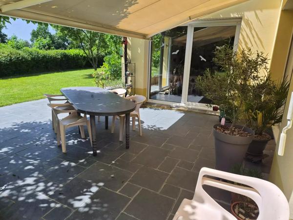 MAGNIFIQUE MAISON D ARCHITECTE A 10 KM A L OUEST DE LAVAL AVEC VUE SUR LA CAMPAGNE- 145 M2 HABITABLE SUR UN TERRAIN DE 1345 M2 ARBORES ET CLOS