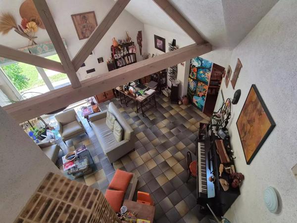 MAGNIFIQUE MAISON D ARCHITECTE A 10 KM A L OUEST DE LAVAL AVEC VUE SUR LA CAMPAGNE- 145 M2 HABITABLE SUR UN TERRAIN DE 1345 M2 ARBORES ET CLOS