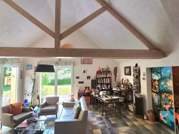 MAGNIFIQUE MAISON D ARCHITECTE A 10 KM A L OUEST DE LAVAL AVEC VUE SUR LA CAMPAGNE- 145 M2 HABITABLE SUR UN TERRAIN DE 1345 M2 ARBORES ET CLOS