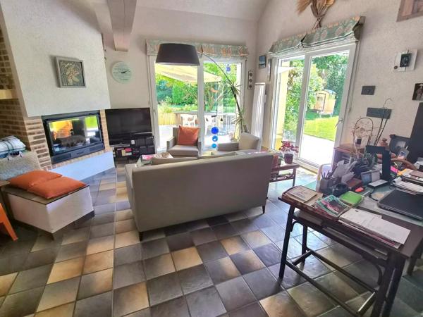 MAGNIFIQUE MAISON D ARCHITECTE A 10 KM A L OUEST DE LAVAL AVEC VUE SUR LA CAMPAGNE- 145 M2 HABITABLE SUR UN TERRAIN DE 1345 M2 ARBORES ET CLOS