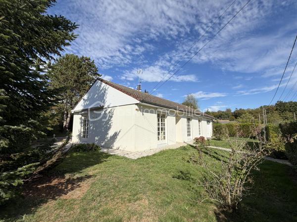 Située sur la commune de la Saussaye, cette maison de 97 m2 est implantée sur une belle de parcelle d'environ 1 200 m2 entièrement close.

La maison se compose d'une entrée avec rangements, d'une pièce de vie de 32 m2, d'une cuisine indépendante, ainsi que d'une arrière cuisine.

Un couloir avec rangements dessert trois chambres, une salle de douche et un wc indépendant.

Côté équipement, une pompe à chaleur et un ballon thermodynamique ont été installés il y deux ans. Vous trouverez également, un portail et une porte de garage motorisés, un store banne ainsi que des volets roulants électriques.

Une visite filmée est disponible sur YT ( ELISE SOARES immobilier ).