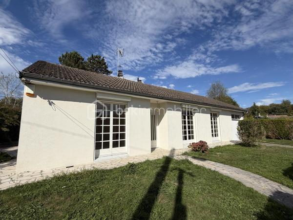 Située sur la commune de la Saussaye, cette maison de 97 m2 est implantée sur une belle de parcelle d'environ 1 200 m2 entièrement close.

La maison se compose d'une entrée avec rangements, d'une pièce de vie de 32 m2, d'une cuisine indépendante, ainsi que d'une arrière cuisine.

Un couloir avec rangements dessert trois chambres, une salle de douche et un wc indépendant.

Côté équipement, une pompe à chaleur et un ballon thermodynamique ont été installés il y deux ans. Vous trouverez également, un portail et une porte de garage motorisés, un store banne ainsi que des volets roulants électriques.

Une visite filmée est disponible sur YT ( ELISE SOARES immobilier ).