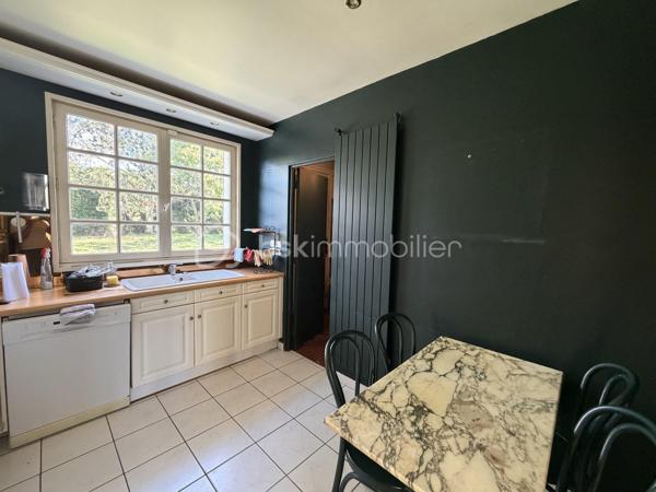 Située sur la commune de la Saussaye, cette maison de 97 m2 est implantée sur une belle de parcelle d'environ 1 200 m2 entièrement close.

La maison se compose d'une entrée avec rangements, d'une pièce de vie de 32 m2, d'une cuisine indépendante, ainsi que d'une arrière cuisine.

Un couloir avec rangements dessert trois chambres, une salle de douche et un wc indépendant.

Côté équipement, une pompe à chaleur et un ballon thermodynamique ont été installés il y deux ans. Vous trouverez également, un portail et une porte de garage motorisés, un store banne ainsi que des volets roulants électriques.

Une visite filmée est disponible sur YT ( ELISE SOARES immobilier ).