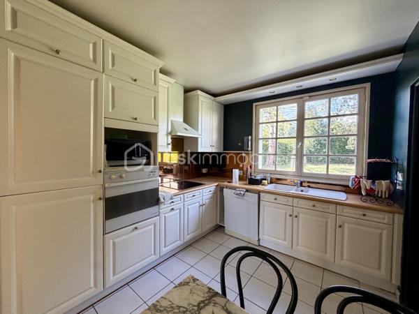Située sur la commune de la Saussaye, cette maison de 97 m2 est implantée sur une belle de parcelle d'environ 1 200 m2 entièrement close.

La maison se compose d'une entrée avec rangements, d'une pièce de vie de 32 m2, d'une cuisine indépendante, ainsi que d'une arrière cuisine.

Un couloir avec rangements dessert trois chambres, une salle de douche et un wc indépendant.

Côté équipement, une pompe à chaleur et un ballon thermodynamique ont été installés il y deux ans. Vous trouverez également, un portail et une porte de garage motorisés, un store banne ainsi que des volets roulants électriques.

Une visite filmée est disponible sur YT ( ELISE SOARES immobilier ).
