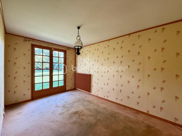 Située sur la commune de la Saussaye, cette maison de 97 m2 est implantée sur une belle de parcelle d'environ 1 200 m2 entièrement close.

La maison se compose d'une entrée avec rangements, d'une pièce de vie de 32 m2, d'une cuisine indépendante, ainsi que d'une arrière cuisine.

Un couloir avec rangements dessert trois chambres, une salle de douche et un wc indépendant.

Côté équipement, une pompe à chaleur et un ballon thermodynamique ont été installés il y deux ans. Vous trouverez également, un portail et une porte de garage motorisés, un store banne ainsi que des volets roulants électriques.

Une visite filmée est disponible sur YT ( ELISE SOARES immobilier ).