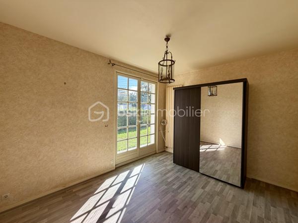 Située sur la commune de la Saussaye, cette maison de 97 m2 est implantée sur une belle de parcelle d'environ 1 200 m2 entièrement close.

La maison se compose d'une entrée avec rangements, d'une pièce de vie de 32 m2, d'une cuisine indépendante, ainsi que d'une arrière cuisine.

Un couloir avec rangements dessert trois chambres, une salle de douche et un wc indépendant.

Côté équipement, une pompe à chaleur et un ballon thermodynamique ont été installés il y deux ans. Vous trouverez également, un portail et une porte de garage motorisés, un store banne ainsi que des volets roulants électriques.

Une visite filmée est disponible sur YT ( ELISE SOARES immobilier ).