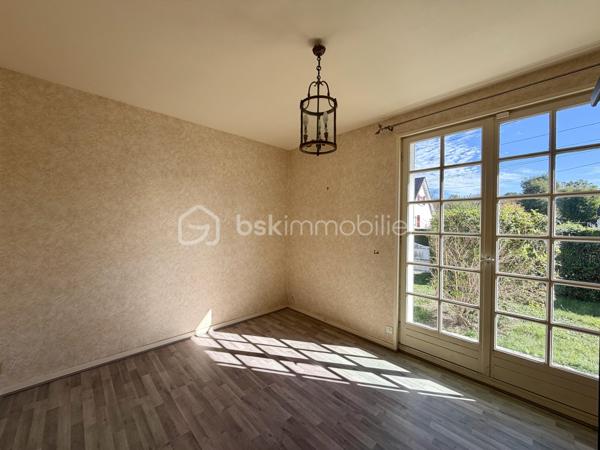 Située sur la commune de la Saussaye, cette maison de 97 m2 est implantée sur une belle de parcelle d'environ 1 200 m2 entièrement close.

La maison se compose d'une entrée avec rangements, d'une pièce de vie de 32 m2, d'une cuisine indépendante, ainsi que d'une arrière cuisine.

Un couloir avec rangements dessert trois chambres, une salle de douche et un wc indépendant.

Côté équipement, une pompe à chaleur et un ballon thermodynamique ont été installés il y deux ans. Vous trouverez également, un portail et une porte de garage motorisés, un store banne ainsi que des volets roulants électriques.

Une visite filmée est disponible sur YT ( ELISE SOARES immobilier ).