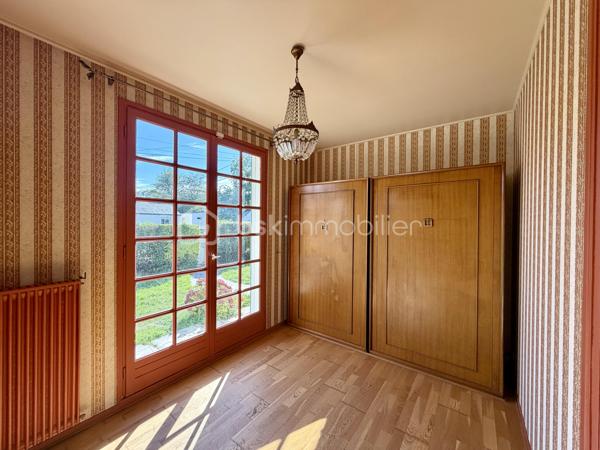 Située sur la commune de la Saussaye, cette maison de 97 m2 est implantée sur une belle de parcelle d'environ 1 200 m2 entièrement close.

La maison se compose d'une entrée avec rangements, d'une pièce de vie de 32 m2, d'une cuisine indépendante, ainsi que d'une arrière cuisine.

Un couloir avec rangements dessert trois chambres, une salle de douche et un wc indépendant.

Côté équipement, une pompe à chaleur et un ballon thermodynamique ont été installés il y deux ans. Vous trouverez également, un portail et une porte de garage motorisés, un store banne ainsi que des volets roulants électriques.

Une visite filmée est disponible sur YT ( ELISE SOARES immobilier ).