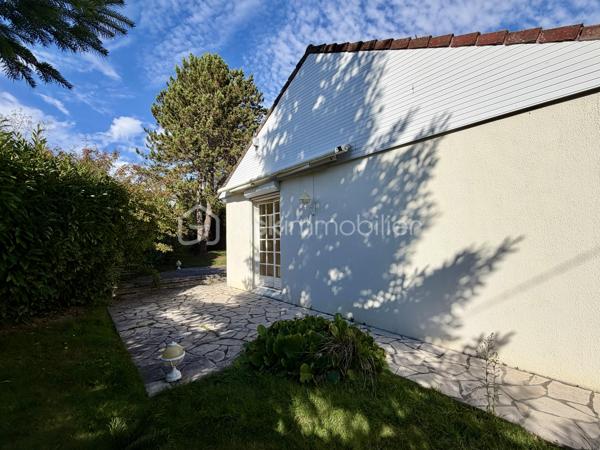 Située sur la commune de la Saussaye, cette maison de 97 m2 est implantée sur une belle de parcelle d'environ 1 200 m2 entièrement close.

La maison se compose d'une entrée avec rangements, d'une pièce de vie de 32 m2, d'une cuisine indépendante, ainsi que d'une arrière cuisine.

Un couloir avec rangements dessert trois chambres, une salle de douche et un wc indépendant.

Côté équipement, une pompe à chaleur et un ballon thermodynamique ont été installés il y deux ans. Vous trouverez également, un portail et une porte de garage motorisés, un store banne ainsi que des volets roulants électriques.

Une visite filmée est disponible sur YT ( ELISE SOARES immobilier ).