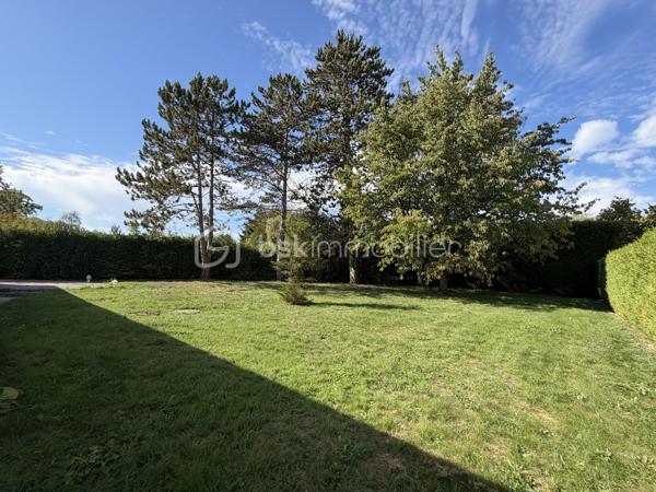 Située sur la commune de la Saussaye, cette maison de 97 m2 est implantée sur une belle de parcelle d'environ 1 200 m2 entièrement close.

La maison se compose d'une entrée avec rangements, d'une pièce de vie de 32 m2, d'une cuisine indépendante, ainsi que d'une arrière cuisine.

Un couloir avec rangements dessert trois chambres, une salle de douche et un wc indépendant.

Côté équipement, une pompe à chaleur et un ballon thermodynamique ont été installés il y deux ans. Vous trouverez également, un portail et une porte de garage motorisés, un store banne ainsi que des volets roulants électriques.

Une visite filmée est disponible sur YT ( ELISE SOARES immobilier ).