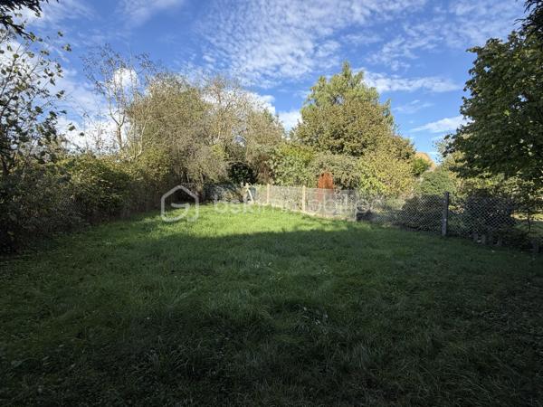 Située sur la commune de la Saussaye, cette maison de 97 m2 est implantée sur une belle de parcelle d'environ 1 200 m2 entièrement close.

La maison se compose d'une entrée avec rangements, d'une pièce de vie de 32 m2, d'une cuisine indépendante, ainsi que d'une arrière cuisine.

Un couloir avec rangements dessert trois chambres, une salle de douche et un wc indépendant.

Côté équipement, une pompe à chaleur et un ballon thermodynamique ont été installés il y deux ans. Vous trouverez également, un portail et une porte de garage motorisés, un store banne ainsi que des volets roulants électriques.

Une visite filmée est disponible sur YT ( ELISE SOARES immobilier ).
