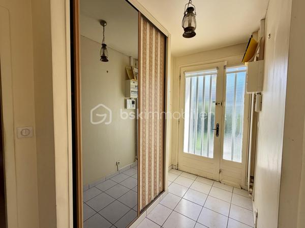 Située sur la commune de la Saussaye, cette maison de 97 m2 est implantée sur une belle de parcelle d'environ 1 200 m2 entièrement close.

La maison se compose d'une entrée avec rangements, d'une pièce de vie de 32 m2, d'une cuisine indépendante, ainsi que d'une arrière cuisine.

Un couloir avec rangements dessert trois chambres, une salle de douche et un wc indépendant.

Côté équipement, une pompe à chaleur et un ballon thermodynamique ont été installés il y deux ans. Vous trouverez également, un portail et une porte de garage motorisés, un store banne ainsi que des volets roulants électriques.

Une visite filmée est disponible sur YT ( ELISE SOARES immobilier ).