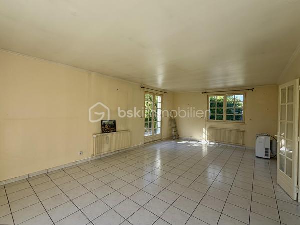 Située sur la commune de la Saussaye, cette maison de 97 m2 est implantée sur une belle de parcelle d'environ 1 200 m2 entièrement close.

La maison se compose d'une entrée avec rangements, d'une pièce de vie de 32 m2, d'une cuisine indépendante, ainsi que d'une arrière cuisine.

Un couloir avec rangements dessert trois chambres, une salle de douche et un wc indépendant.

Côté équipement, une pompe à chaleur et un ballon thermodynamique ont été installés il y deux ans. Vous trouverez également, un portail et une porte de garage motorisés, un store banne ainsi que des volets roulants électriques.

Une visite filmée est disponible sur YT ( ELISE SOARES immobilier ).