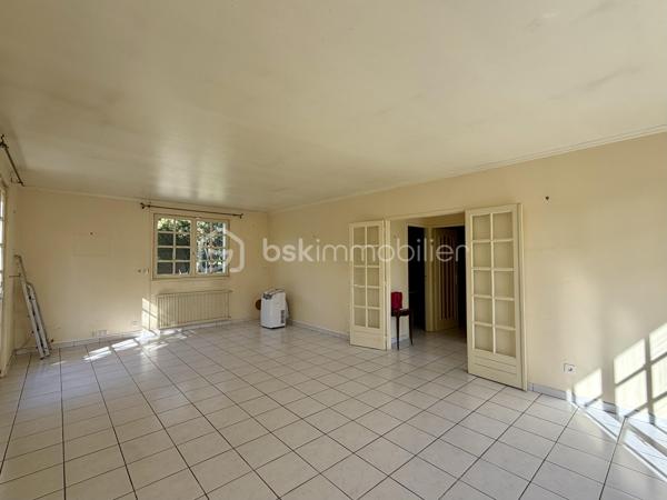 Située sur la commune de la Saussaye, cette maison de 97 m2 est implantée sur une belle de parcelle d'environ 1 200 m2 entièrement close.

La maison se compose d'une entrée avec rangements, d'une pièce de vie de 32 m2, d'une cuisine indépendante, ainsi que d'une arrière cuisine.

Un couloir avec rangements dessert trois chambres, une salle de douche et un wc indépendant.

Côté équipement, une pompe à chaleur et un ballon thermodynamique ont été installés il y deux ans. Vous trouverez également, un portail et une porte de garage motorisés, un store banne ainsi que des volets roulants électriques.

Une visite filmée est disponible sur YT ( ELISE SOARES immobilier ).