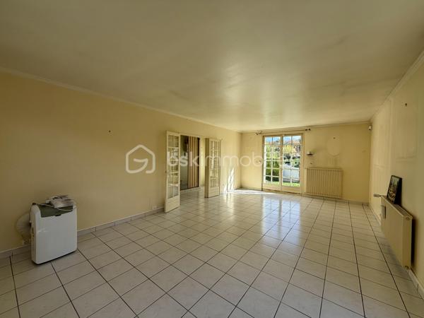 Située sur la commune de la Saussaye, cette maison de 97 m2 est implantée sur une belle de parcelle d'environ 1 200 m2 entièrement close.

La maison se compose d'une entrée avec rangements, d'une pièce de vie de 32 m2, d'une cuisine indépendante, ainsi que d'une arrière cuisine.

Un couloir avec rangements dessert trois chambres, une salle de douche et un wc indépendant.

Côté équipement, une pompe à chaleur et un ballon thermodynamique ont été installés il y deux ans. Vous trouverez également, un portail et une porte de garage motorisés, un store banne ainsi que des volets roulants électriques.

Une visite filmée est disponible sur YT ( ELISE SOARES immobilier ).
