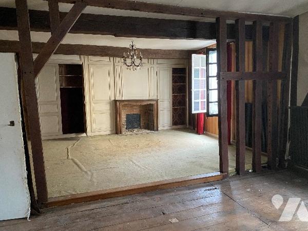 Châlons-en-Champagne, hyper centre ville, maison de caractère du 16éme siècle à rénover.