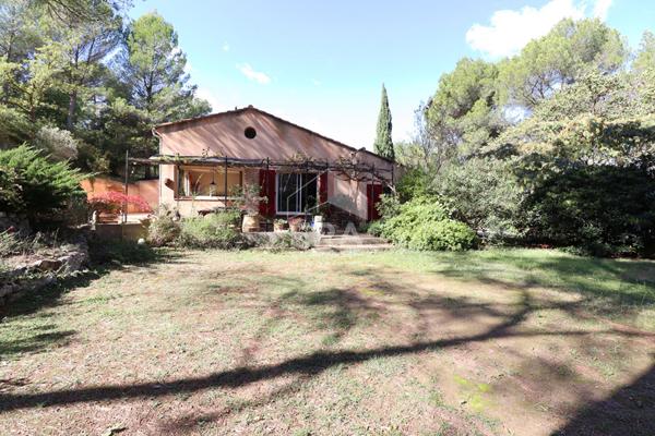 VENTABREN : Maison T5 d'environ 160 m² avec 3 chambres et studio attenant sur un terrain arboré de 7902 m² avec piscine