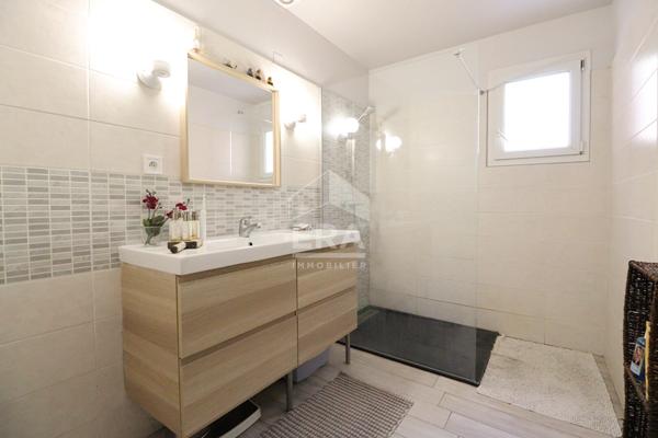 VENTABREN : Maison T5 d'environ 160 m² avec 3 chambres et studio attenant sur un terrain arboré de 7902 m² avec piscine