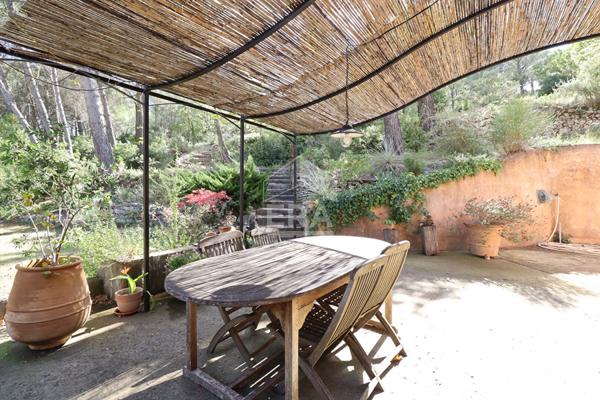 VENTABREN : Maison T5 d'environ 160 m² avec 3 chambres et studio attenant sur un terrain arboré de 7902 m² avec piscine