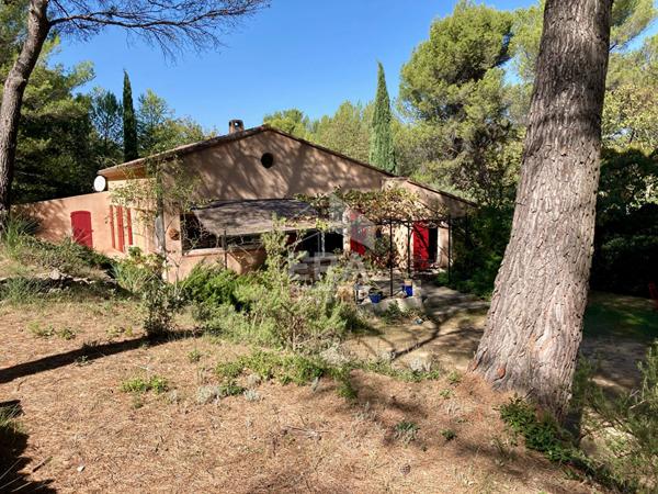 VENTABREN : Maison T5 d'environ 160 m² avec 3 chambres et studio attenant sur un terrain arboré de 7902 m² avec piscine