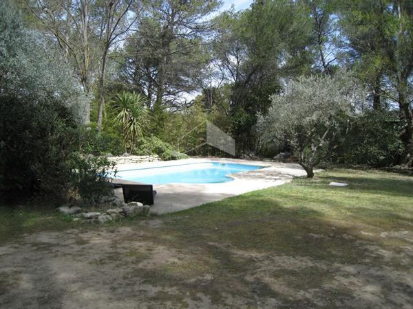 VENTABREN : Maison T5 d'environ 160 m² avec 3 chambres et studio attenant sur un terrain arboré de 7902 m² avec piscine