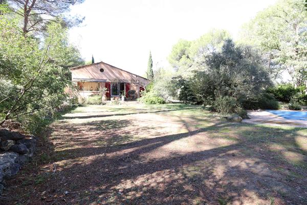 VENTABREN : Maison T5 d'environ 160 m² avec 3 chambres et studio attenant sur un terrain arboré de 7902 m² avec piscine