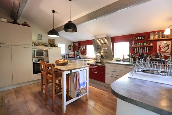 VENTABREN : Maison T5 d'environ 160 m² avec 3 chambres et studio attenant sur un terrain arboré de 7902 m² avec piscine