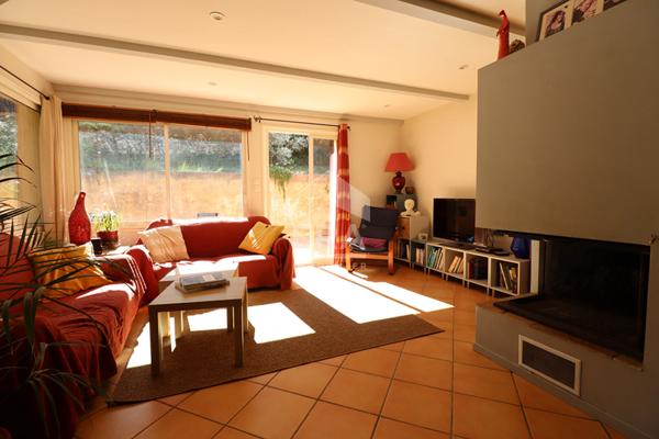 VENTABREN : Maison T5 d'environ 160 m² avec 3 chambres et studio attenant sur un terrain arboré de 7902 m² avec piscine