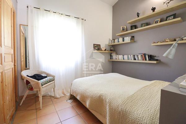 VENTABREN : Maison T5 d'environ 160 m² avec 3 chambres et studio attenant sur un terrain arboré de 7902 m² avec piscine