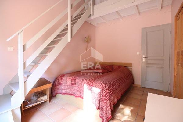 VENTABREN : Maison T5 d'environ 160 m² avec 3 chambres et studio attenant sur un terrain arboré de 7902 m² avec piscine