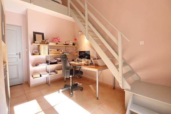 VENTABREN : Maison T5 d'environ 160 m² avec 3 chambres et studio attenant sur un terrain arboré de 7902 m² avec piscine