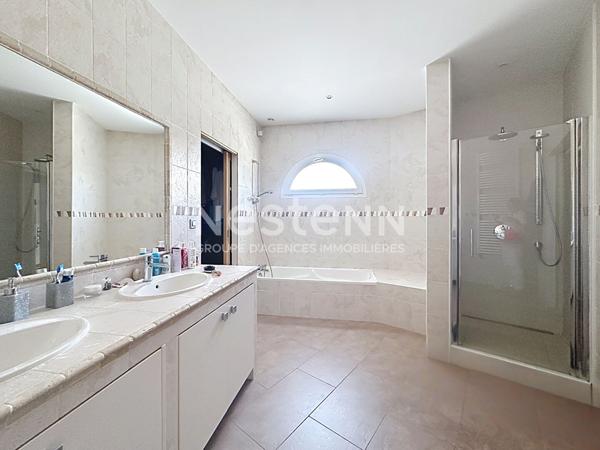 Grande maison familiale avec piscine - 69500 BRON