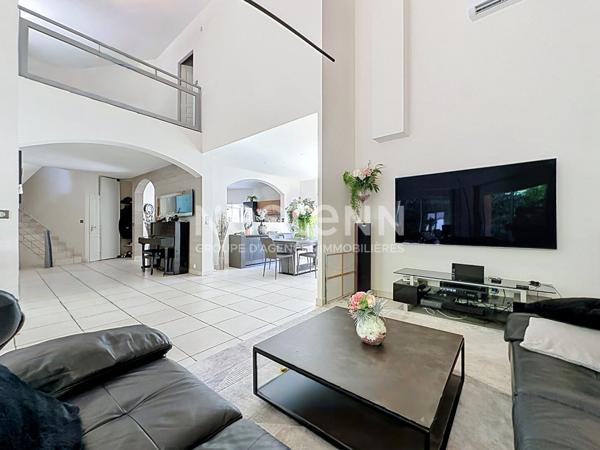 Grande maison familiale avec piscine - 69500 BRON