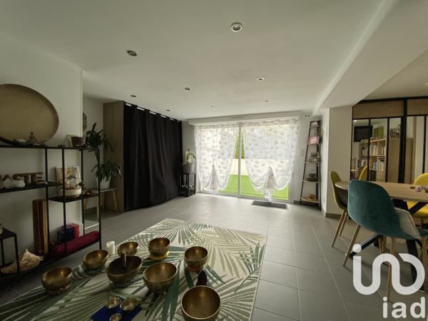 Maison traditionnelle 7 pièces de 146 m² à Les Herbiers (85500)