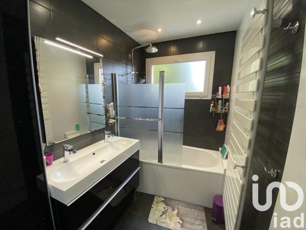 Maison traditionnelle 7 pièces de 146 m² à Les Herbiers (85500)