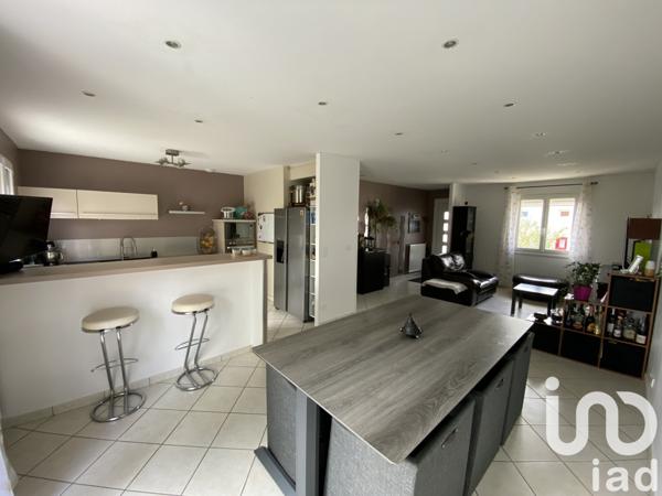 Maison traditionnelle 7 pièces de 146 m² à Les Herbiers (85500)