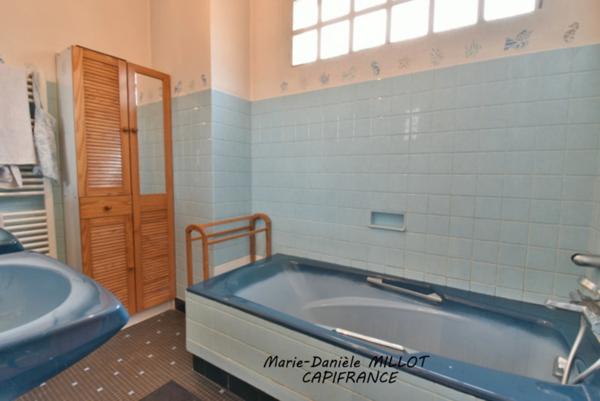 IMMEUBLE composé d'une Maison de 6 pièces et d'un local commercial à MONTSURS (53)