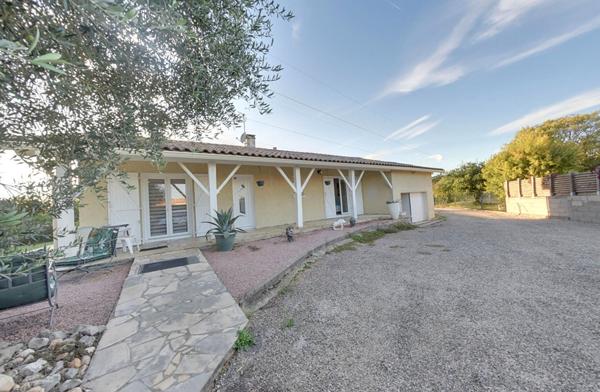 Charmante maison traditionnelle de plain pied rénovée à BRESSOLS de type 4