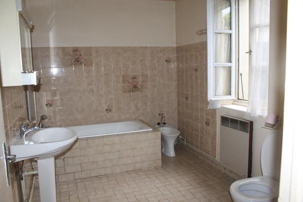 Maison 111m2 - 4 chambres - dépendances et joli parc arboré à rénover