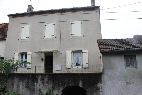 Maison 111m2 - 4 chambres - dépendances et joli parc arboré à rénover