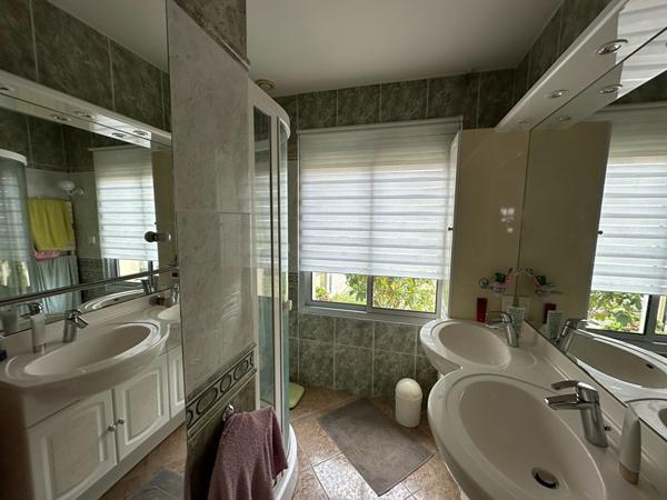 CHATEAUROUX - Pavillon 160 m² - vie de plain-pied - 4 chs - terrain 1200 m² avec dépendances
