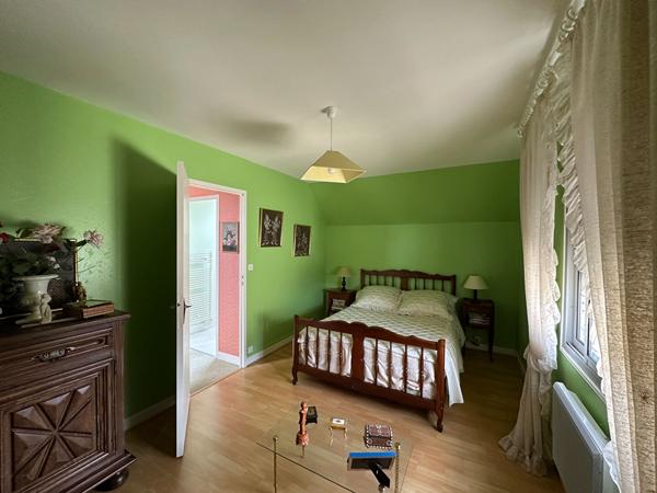 CHATEAUROUX - Pavillon 160 m² - vie de plain-pied - 4 chs - terrain 1200 m² avec dépendances